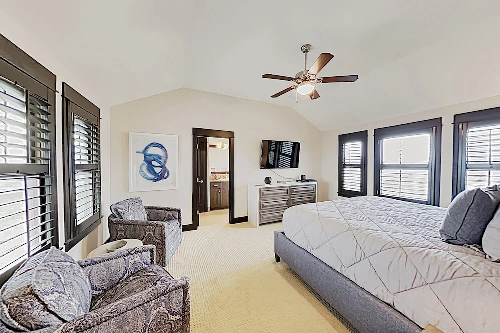 The Reserve: Lakefront Paradise W/ Private Hot Tub 4 Bedroom Home