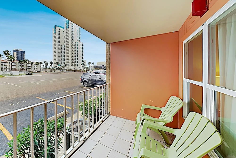 New Listing! Gulf , Steps To Sand & Waterpark 1 Bedroom Condo