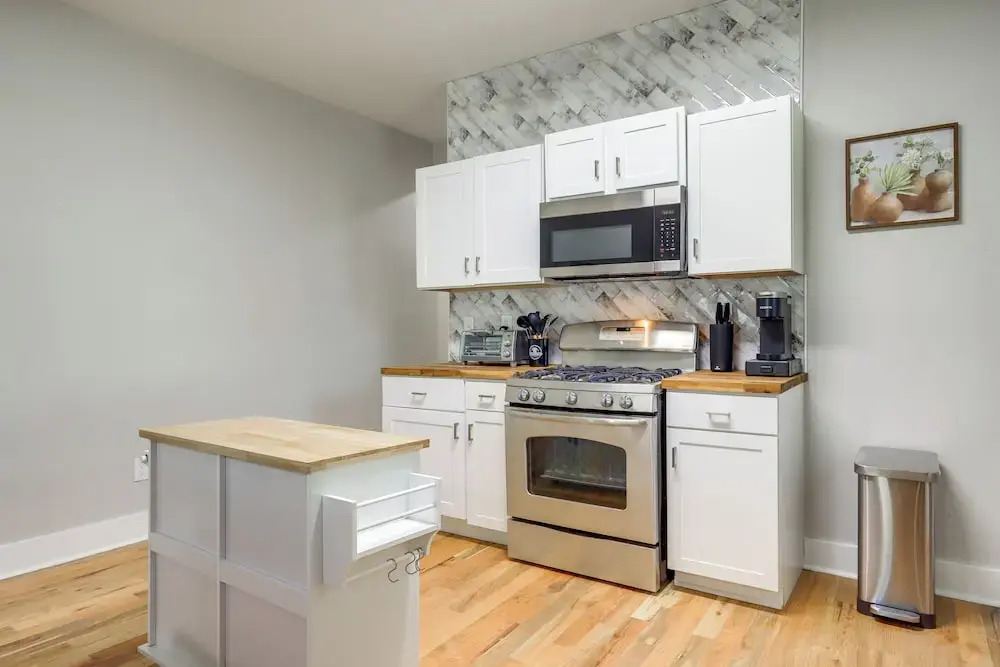 9 Mi to Dtwn Atl: Pet-friendly Apt w/ Yard