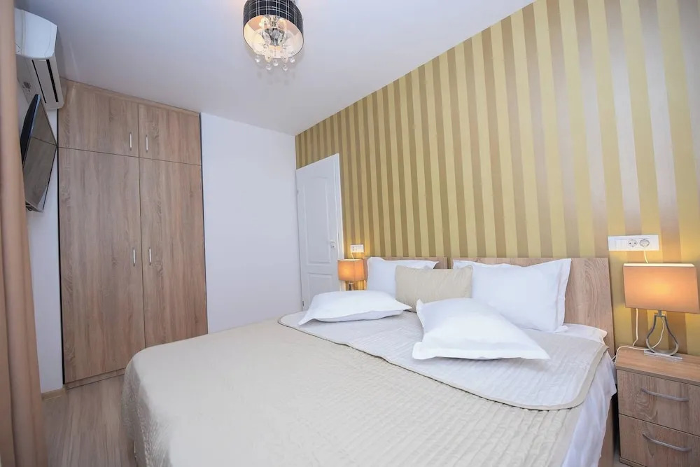 Libra Apartment - Two Bedrooms - 5 Guests - Next To Cismigiu Gardens