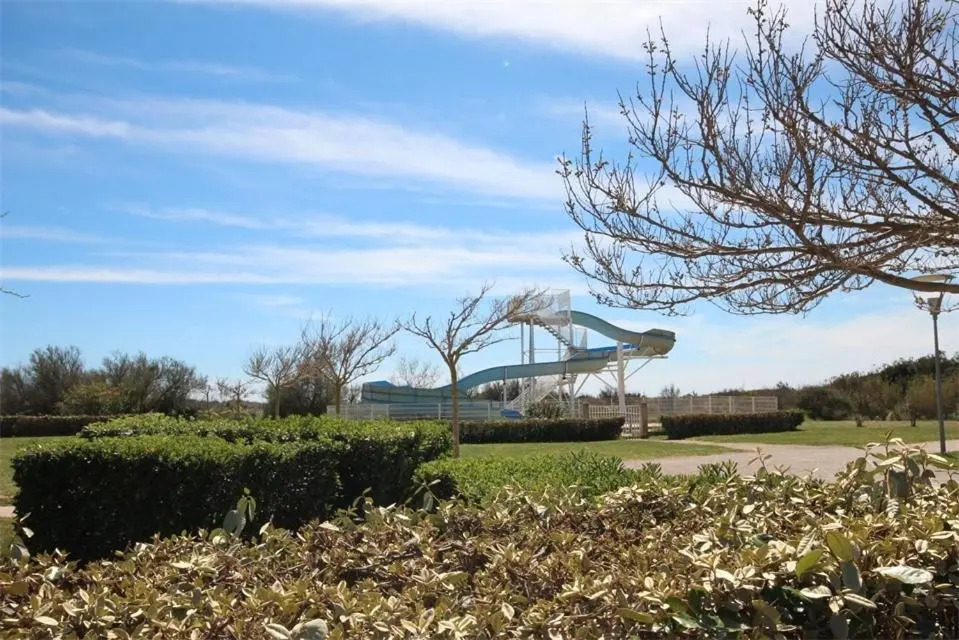 Belle villa dangle, 6 couchages, cuisine climatisée, 3 chambres terrasse ombragée parking dans résidence sécurisée avec piscine commune, 400m de la mer, LROND24