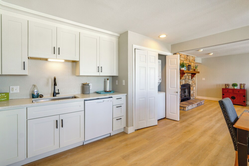 Charming Condo w/ Pool Access in Osage Beach!