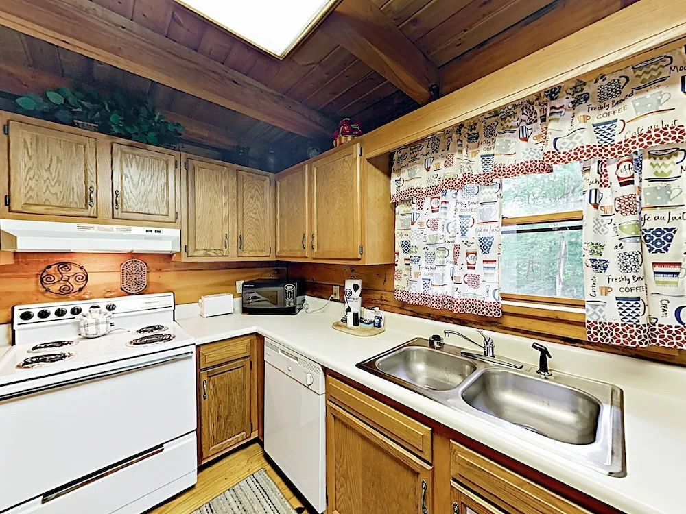 New Listing! Charming W/ Deck & Hot Tub 1 Bedroom Cabin