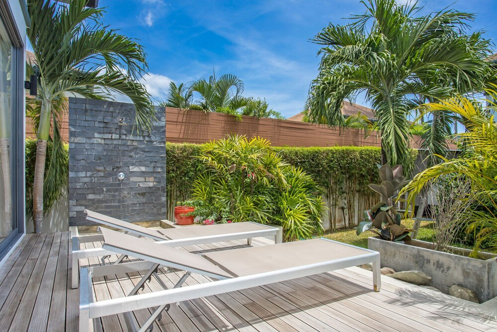 Modern 4BR Pool Villa Virginie Naiharn