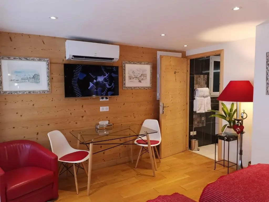 Chalet la Cachette Cyclists Skiers
