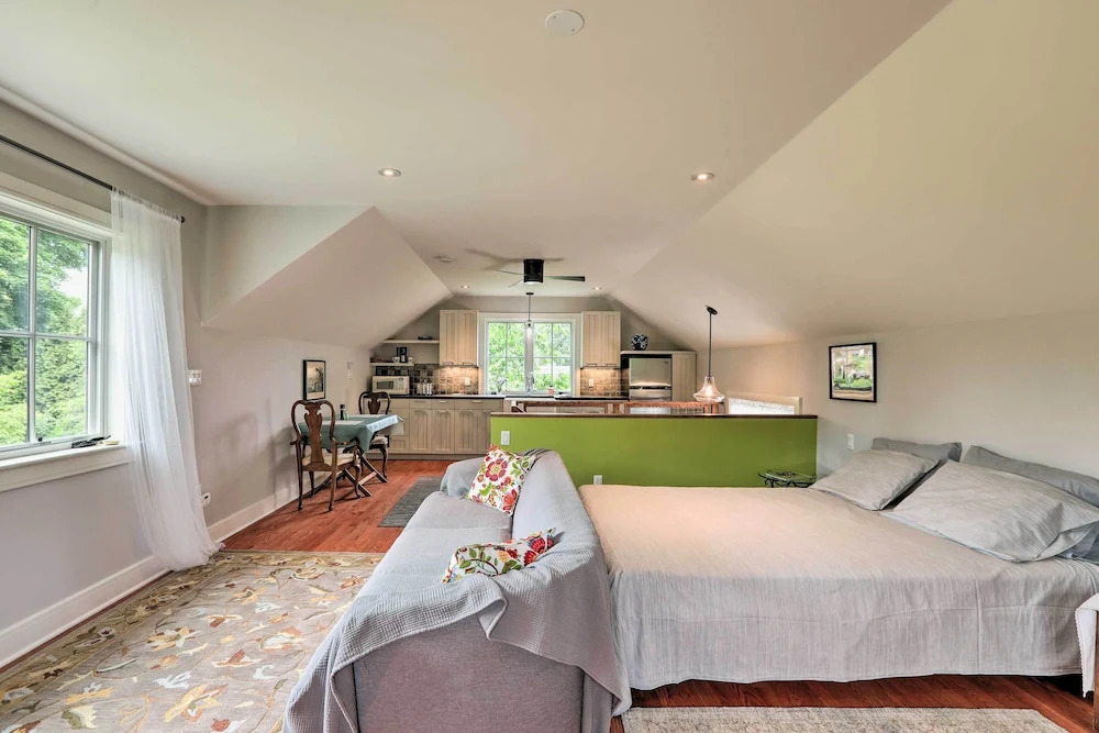 Barn-like Studio Suite w/ Flowering Garden!