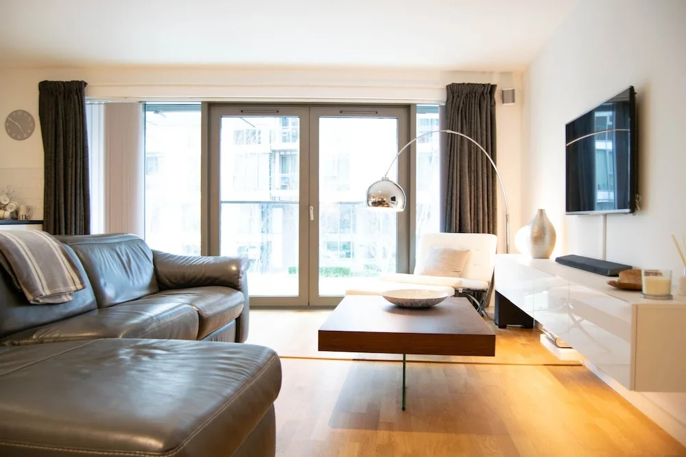 Stunning 2 Bedroom Apartment on the River Thames