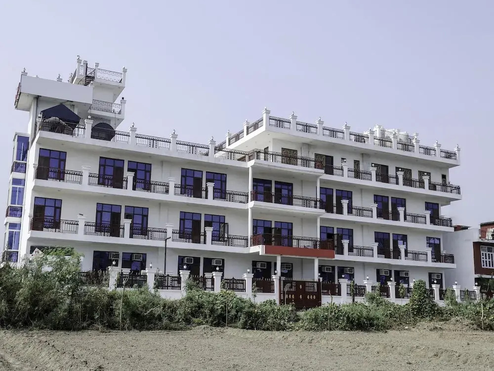 OYO 23018 Hotel Expo Suites