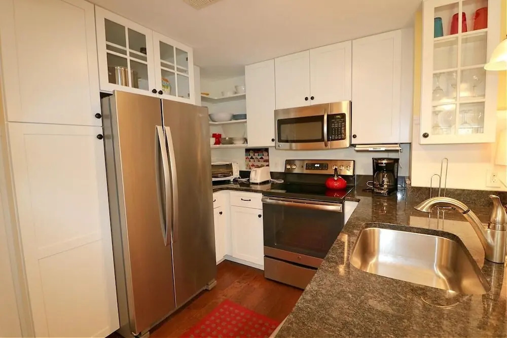 12 Morris 4 2 Bedroom Condo by Redawning