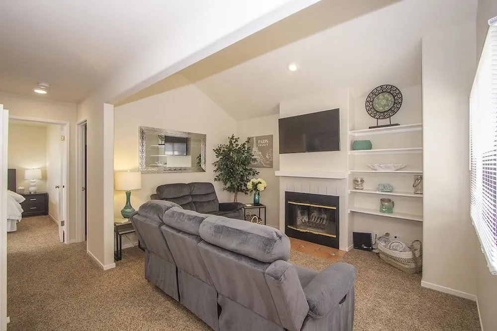 Beautiful 2 Bedroom Detached Apartment, Walk to Downtown Monterey and Fishermans Wharf