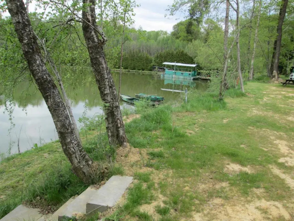 le bateau sur lac privé de 2 hectares poissonneux au milieu des bois