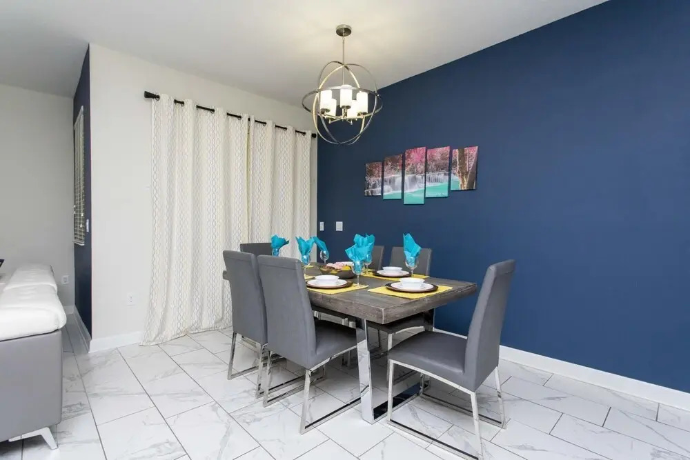 Luxurious 4 Bedroom w Screened Pool Close to Disney 1568