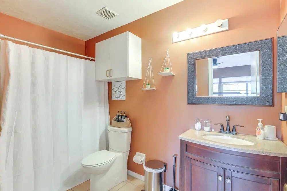 3 Mi to UF Campus: Charming Gainesville Townhome