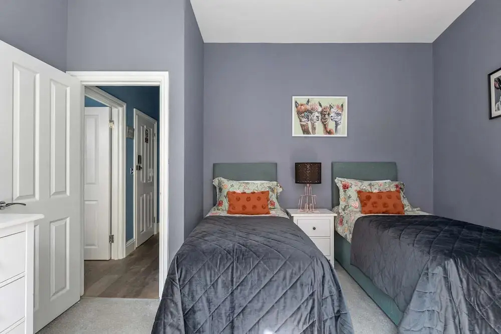 The Lanes Comfy Condo Walk to Beach King Bed