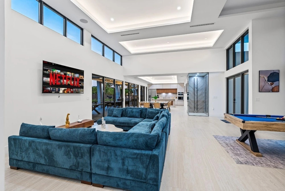 Miami Ultra Villa w Pool by Glam Homes