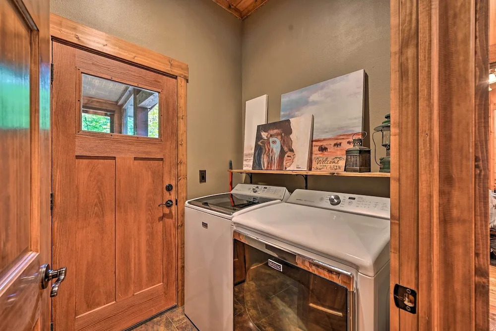 Luxe Broken Bow Cabin: Hot Tub ~ 3 Mi to Hochatown