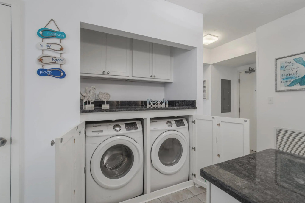 Stunning corner unit in Orange Beach outdoor pool
