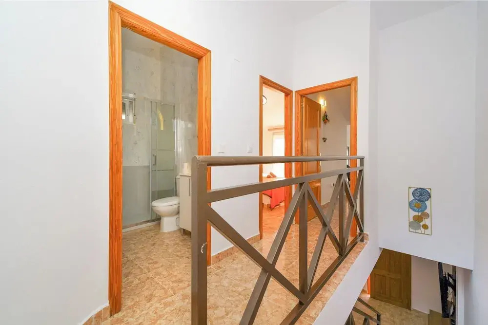 4-Bed Villa Sleeps 8 Pets Ok & 10 min to Beach
