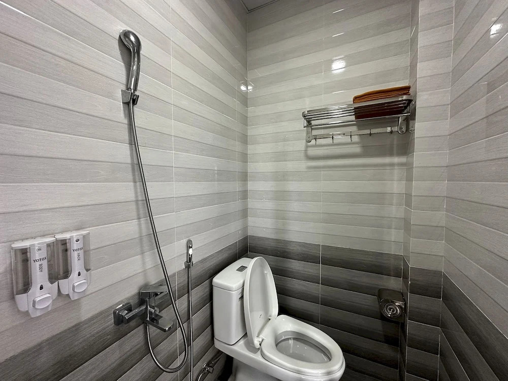 OYO 1204 Hoang Linh Hotel