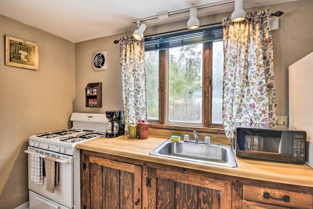 Rustic Unadilla Cottage on 15 Acres w/ Pond!