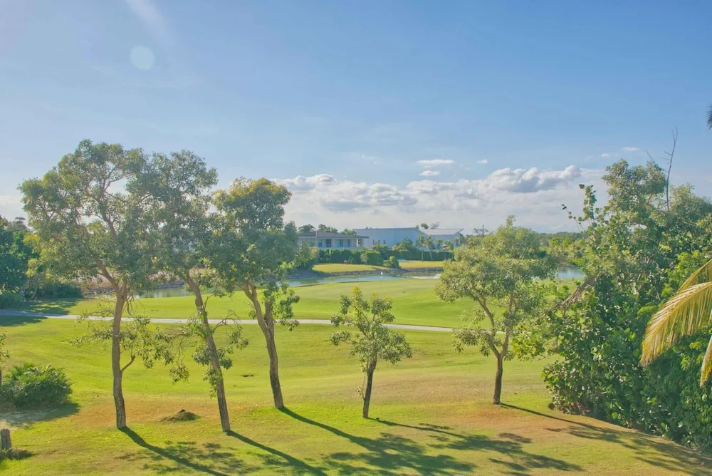 Modern Villa w Golf and Lake View in Beach Resort