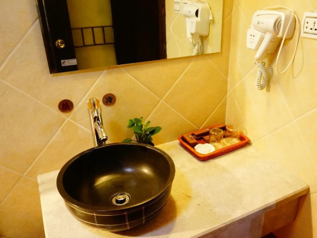 Lijiang Wangjia Courtyard Inn