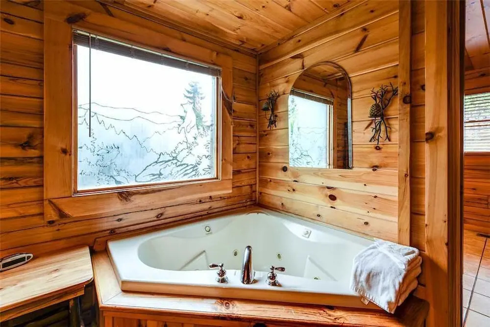 UnFirgettable 2 Bedroom Home with Hot Tub