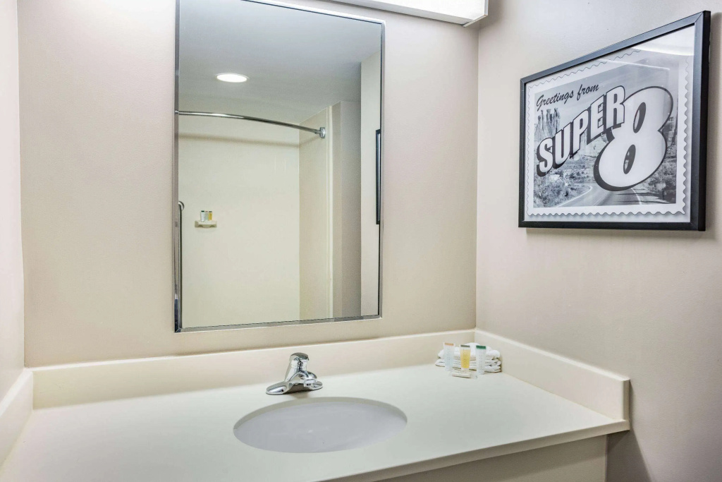 Super 8 by Wyndham Mount Laurel