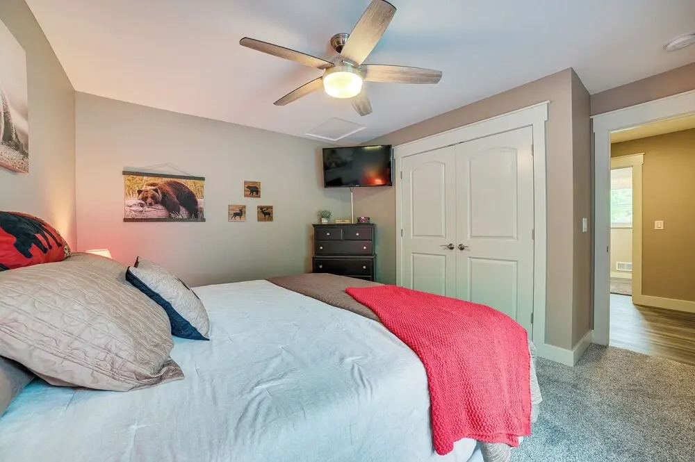 Houghton Lake Home w/ Private Dock + Kayaks!