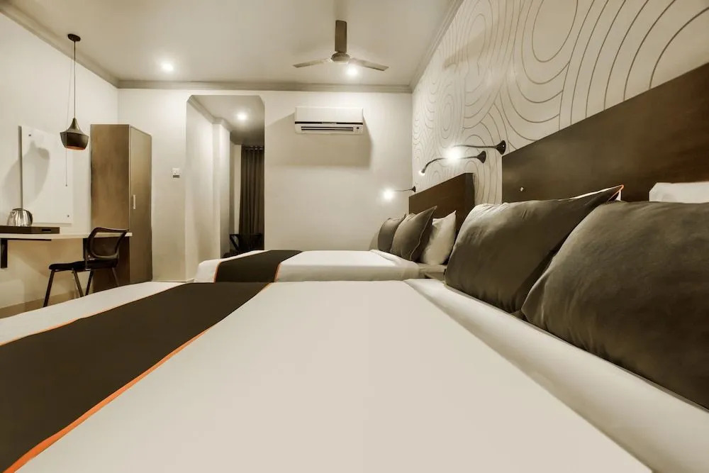 OYO Townhouse 430 Everest Hotel