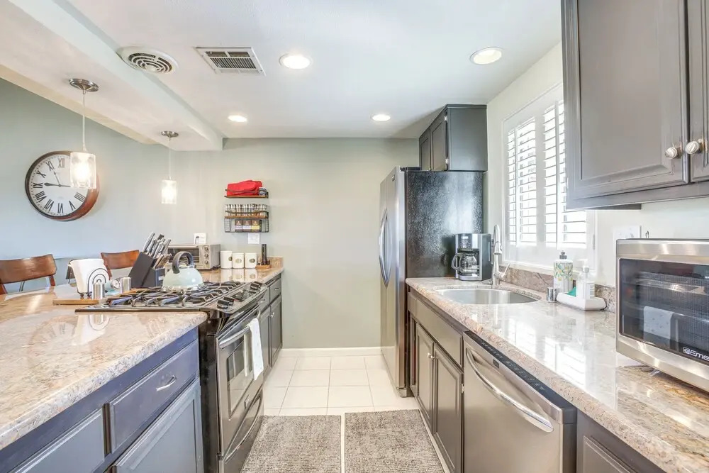 Games, Grill & Golf Course View: Palm Desert Gem!