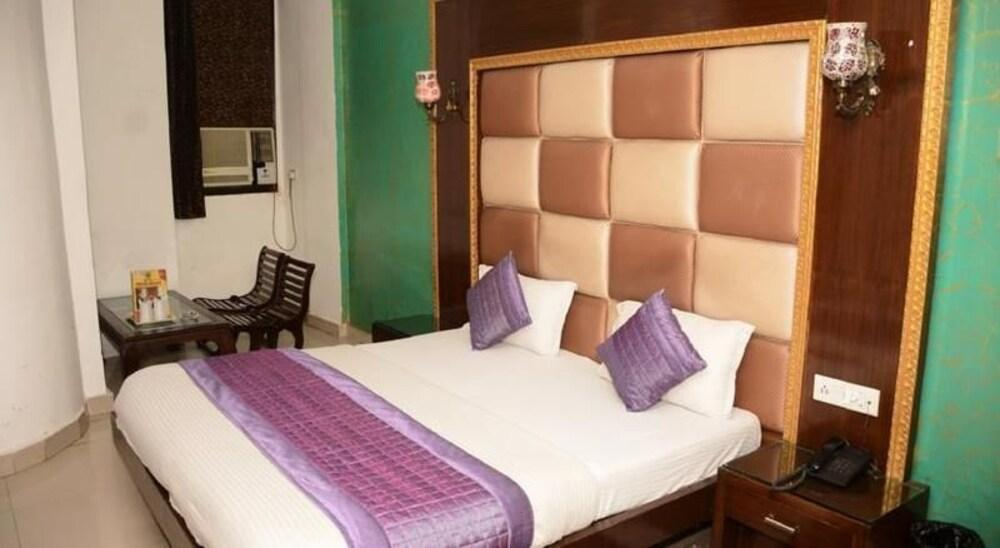 OYO 6408 Hotel Delhi Heart