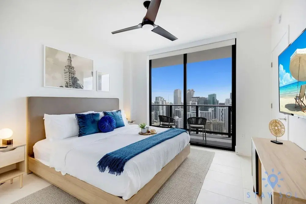 Chic Downtown 1-br w City Views Gym Pool