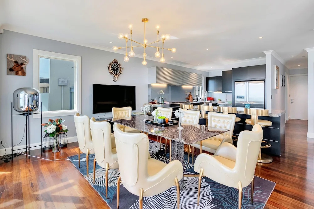 Orakei Grandeur Mansion with Sea Views & Pool