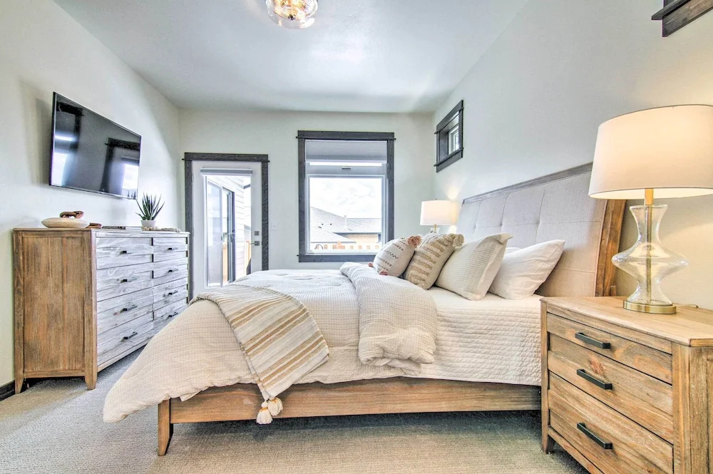 Modern Bozeman Family Townhome w/ Hot Tub!