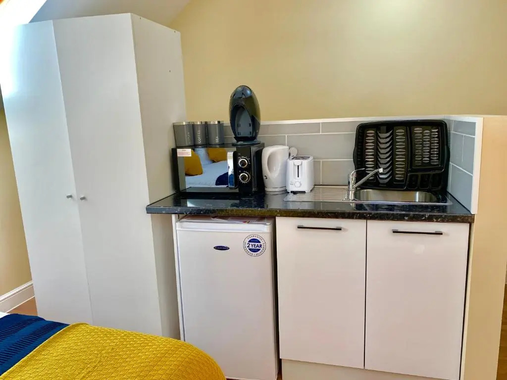 2 Bedroom 2 Bathroom Ground Floor Apartment in Newbury Park Ilford with Garden Parking and Fast WiFi