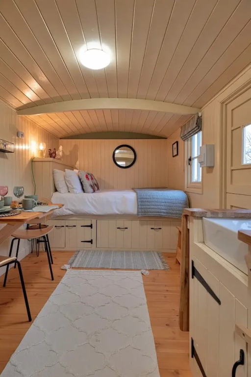 Shepherd's Hut Near Cotswolds & Sky Dive Fun