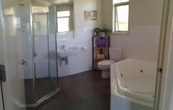 Lovely 2 bedroom apartment across from Shepp Lake.