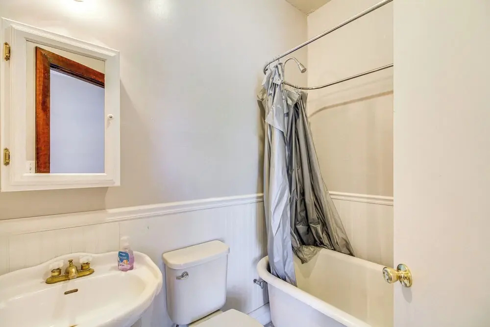 < 1 Mi to Downtown Abq: Historic Manor w/ Patio!