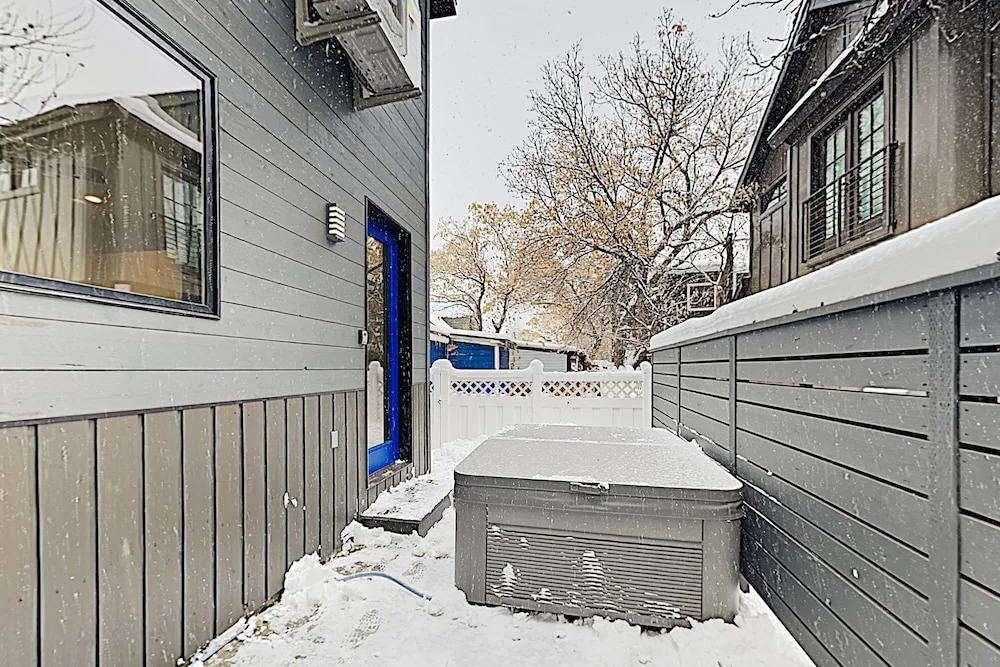 Brand-new W/ Private Hot Tub, Walk To Lift! 3 Bedroom Home