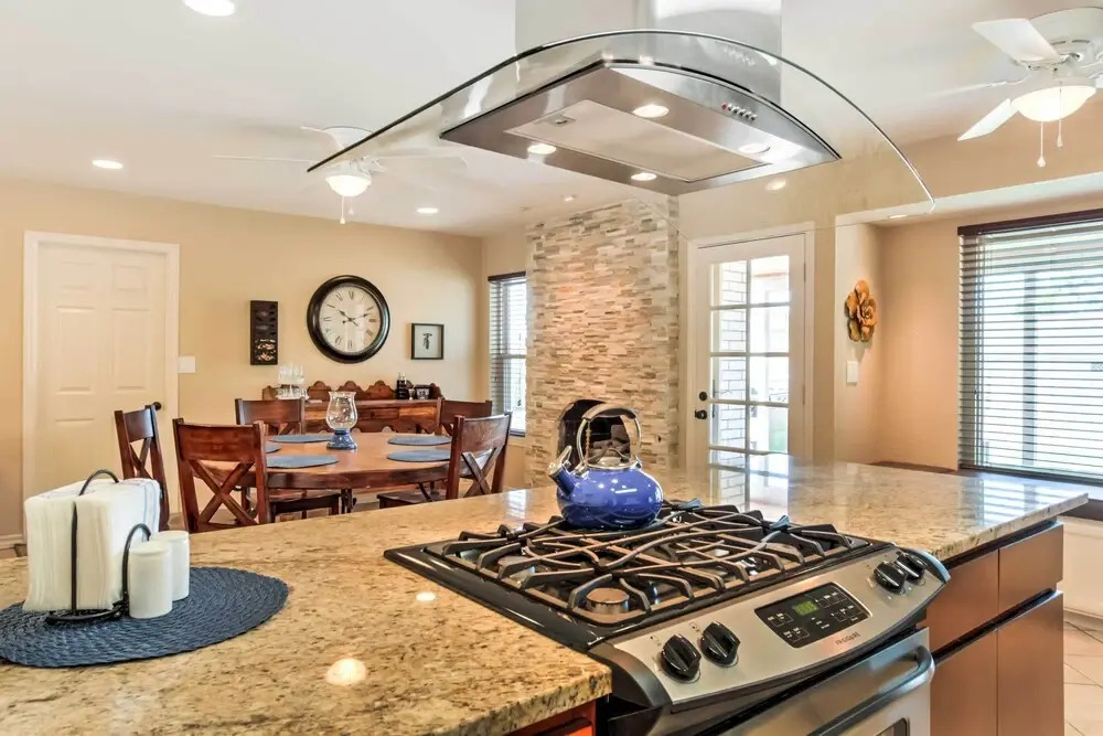 El Paso Smart House: Backyard - 12 Mi to Downtown