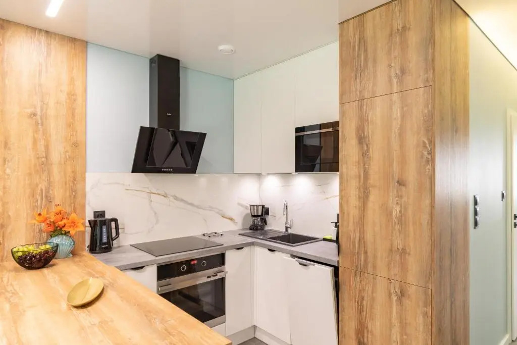 W Sam Las by Klif Ustka - Apartament na Parterze z Tarasem, Widokiem na Las i Parkingiem