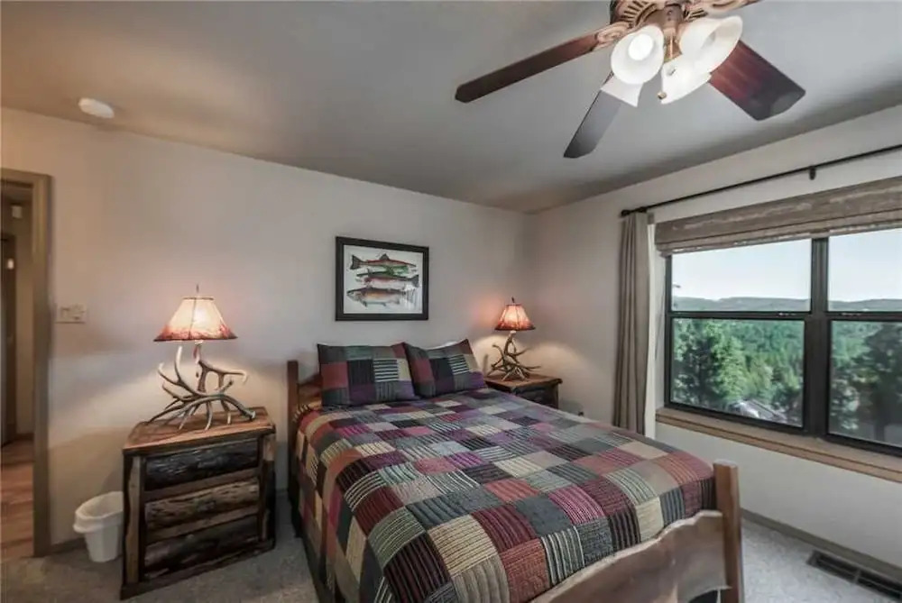 Bear Butte Lodge - Three Bedroom Cabin with Hot Tub