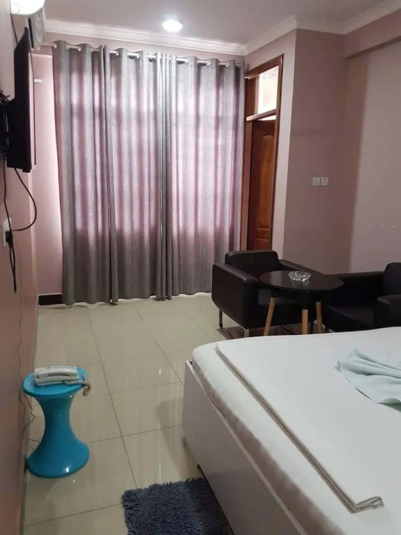 B10 Airport Lodge