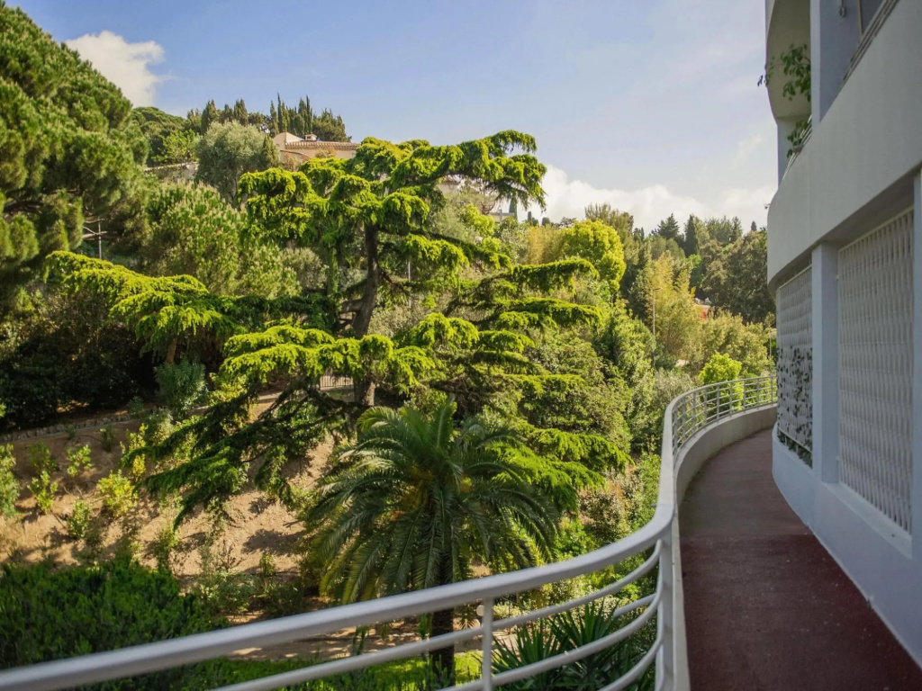 Scenic apartment in Cannes with private terrace