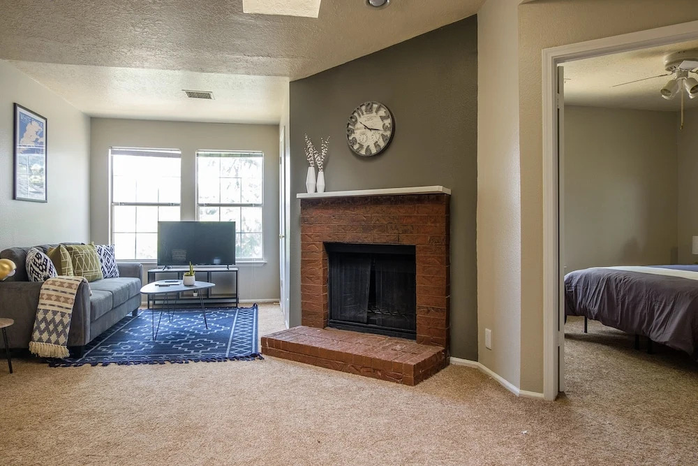 Eastside 1 & 2 BR Apts with balcony by Frontdesk