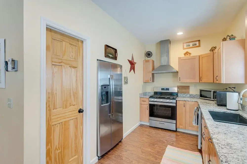 Charming Darien Hideaway w/ Porch, Near Downtown!