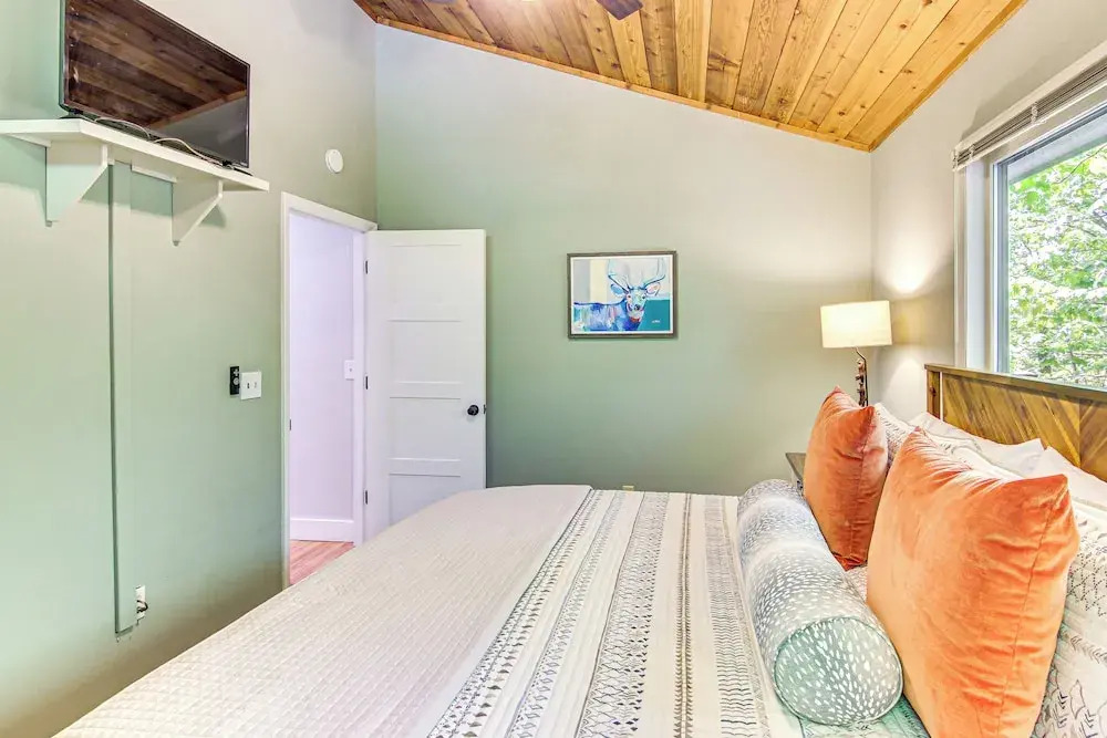 5 Mi to Ski Sapphire Valley: Cozy Retreat w/ Decks