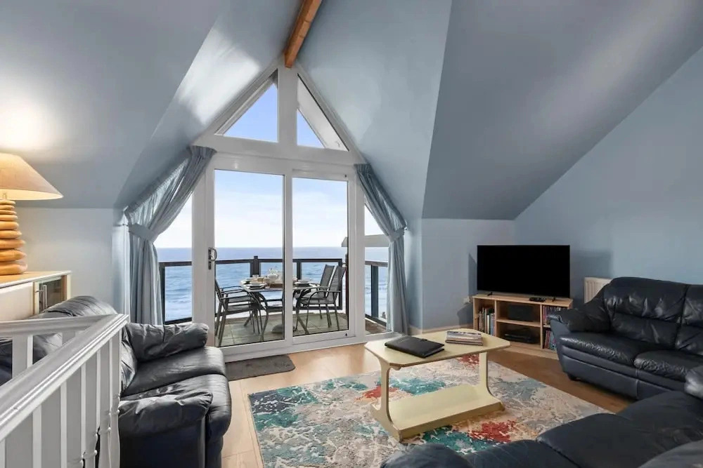 Schooner House - Panoramic Sea Views and Parking