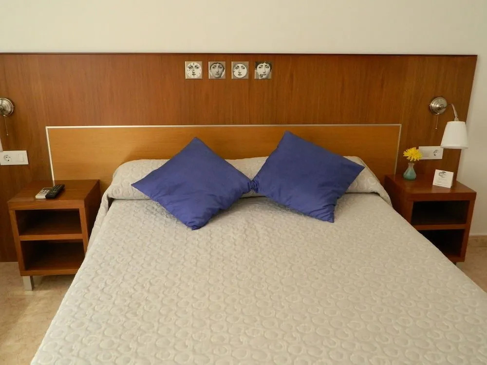 ROVIOR Rooms & Café